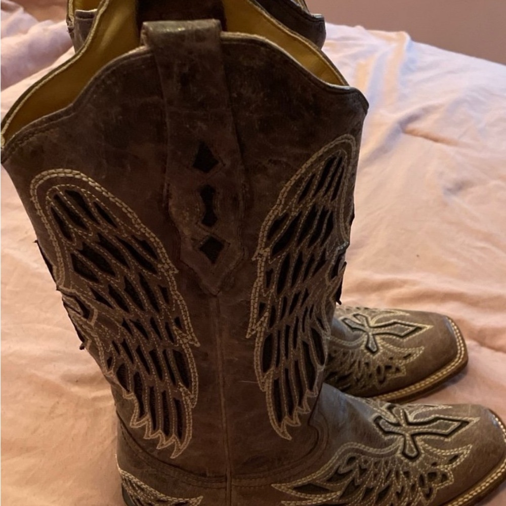 Corral 7 1/2 Brown with Angel wings and cross stitching